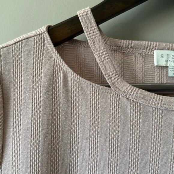 STAUS BY CHENAULT EDGY CUT OUT COLD SHOULDER RIBBED SHIRT SLEEVE TEE SIZE MEDIUM - Picture 4 of 8